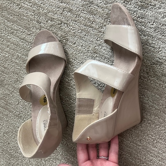 Jones New York Cream Wedge Sandals with Modern Design - Picture 2 of 7